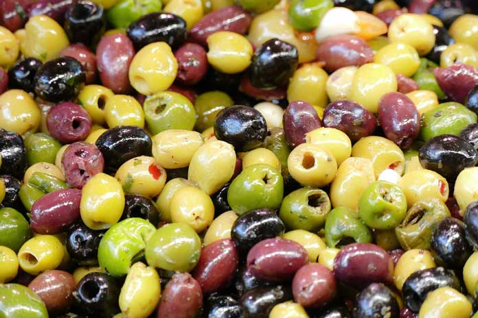 7 Amazing Reasons Why You Should be Eating Olives Daily!
