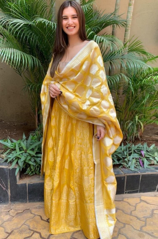 <strong>5 outstanding haldi outfit designs you should know that were worn by celebrities</strong> 4